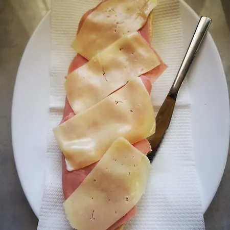 Cafe Casa Manolo בית הארחה